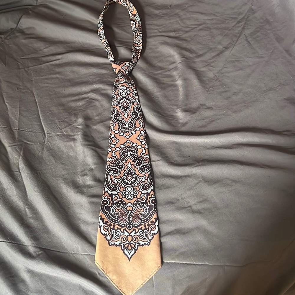 Leisure suit tie